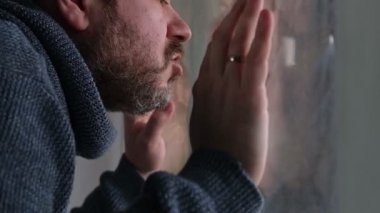 Bir adam cama kalp çizer. Kırk yaşında, orta yaşlı bir adam aşkı düşünür..