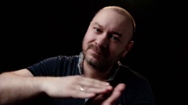 Orta yaşlı adam ellerini çırpıyor..