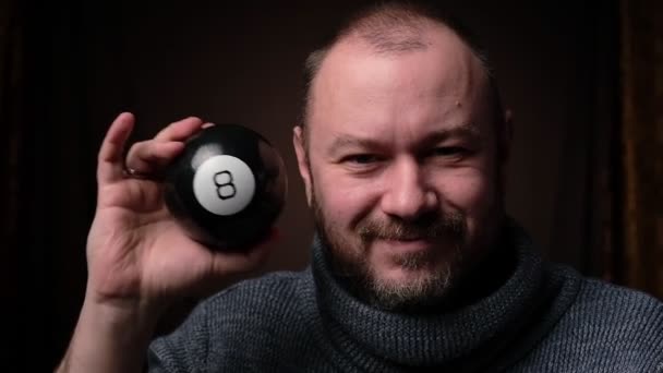 ビリヤードの予測ボール 中年の男が答えを探している ボール８ — ストック動画