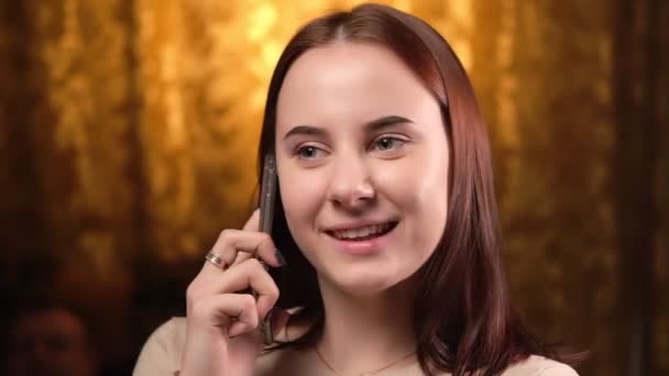 Una Joven Está Sonriendo Hablando Teléfono Móvil Una Sala Estar — Vídeos de Stock