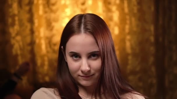 Mladá Žena Usmívá Dívá Kamery Obyčejná Dívka Narovnává Vlasy Pozadí — Stock video