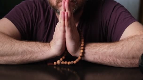 那个人在祈祷 念珠戴在手上 — 图库视频影像