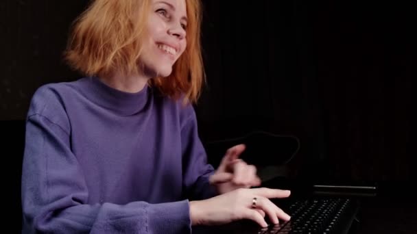 女性は笑い キーボードを入力します 暗い部屋だ 中年の女性は 40歳 インターネット上のコミュニケーション オンラインデートのコンセプト — ストック動画