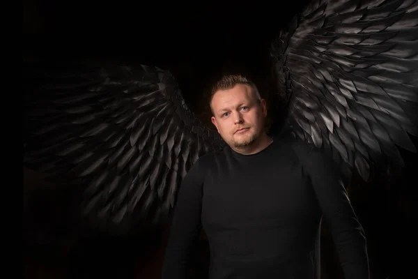 Человек Черными Крыльями Ангела Черном Фоне — стоковое фото