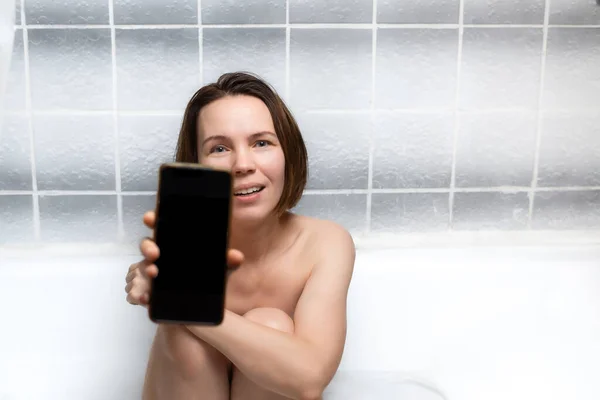셀카를 복용하는 여성의 핸드폰을 있습니다 온라인 데이트 목욕중에 휴식을 취하는 — 스톡 사진
