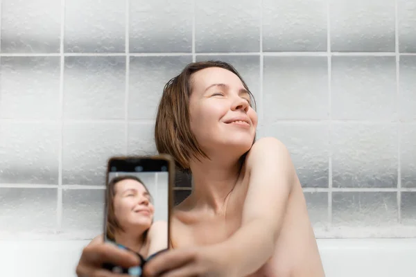 Une Femme Âge Moyen Quarante Ans Prend Bain Prend Selfie — Photo