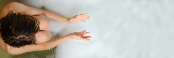 Kobieta Bierze Kąpiel Bąbelkami Widok Góry Baner Miejsce Smsa Relaks — Zdjęcie stockowe