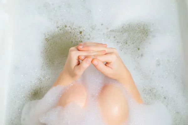 Relajación Reflexión Reflexión Concepto Baño Burbujas Manos Mujer Espuma — Foto de Stock