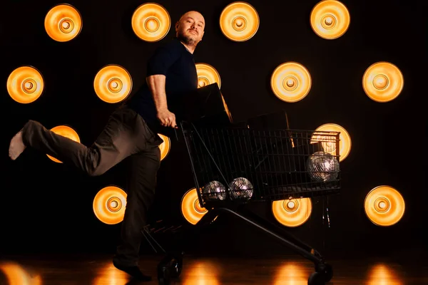 Mann Mittleren Alters Mit Einem Einkaufswagen Voller Geschenke Lustiger Mann — Stockfoto