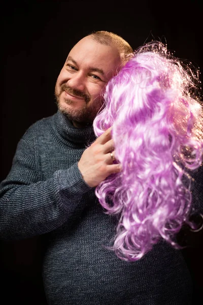 Hombre Sostiene Una Peluca Larga Pelo Rosa Fondo Oscuro Cara — Foto de Stock