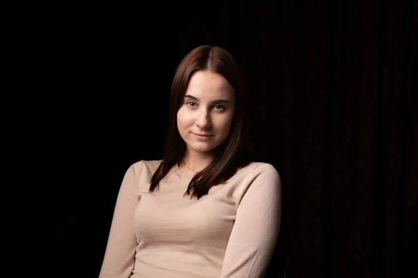 Retrato Uma Jovem Mulher Fundo Escuro Rapariga Camisola Castanha Cara — Fotografia de Stock