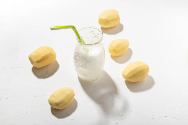 ポテトミルクのコンセプト 白い背景にポテトミルクとボトル 動物性食品の代替品 ビーガンフード — ストック写真