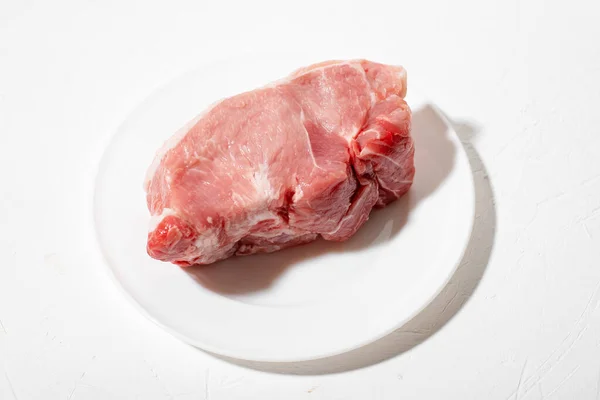 Carne Crua Prato Fundo Branco Pedaço Carne Fresca Porco — Fotografia de Stock