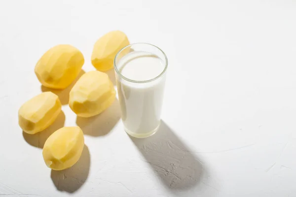 Alternativa Latte Patate Bicchiere Latte Una Patata Cruda Fondo Bianco — Foto Stock