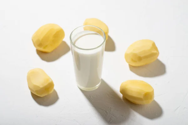 Patates Sütü Alternatifi Beyaz Arka Planda Bir Bardak Süt Çiğ — Stok fotoğraf