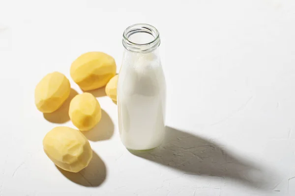 Concetto Latte Patate Bottiglia Con Latte Patate Fondo Bianco Alternativa — Foto Stock