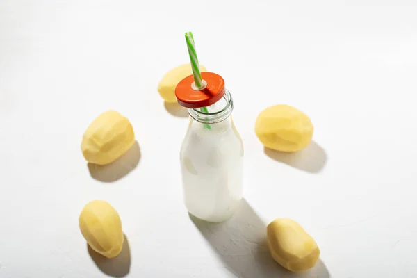 Aardappelmelk Concept Fles Met Aardappelmelk Een Witte Achtergrond Een Alternatief — Stockfoto