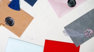 Aşk mektubu. Sevgililer Günü konsepti. Bir sürü renkli kilim. Zarftan kırmızı bir kalp çıkıyor. Hareketi durdur.