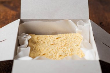 Karton kutuda Napolyon keki. Güzel hediye. Şekerleme teslimatı..