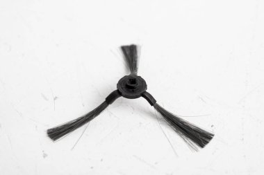 Beyaz arka planda robot bir elektrik süpürgesi için fırça ayrıntıları.