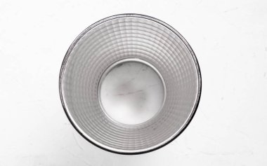 Beyaz arka planda standart yansıtıcı. Bowens mount ile Stüdyo flaşı eklentisiName.