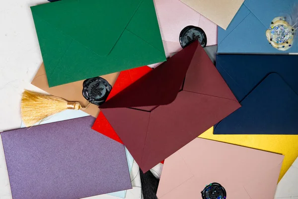 Bir Sürü Renkli Zarf Balmumuyla Mühürlenmiş Zarflar Yazışma Kavramı — Stok fotoğraf