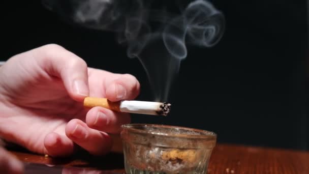 Eine Rauchende Zigarette Der Hand Einer Frau Auf Dunklem Hintergrund — Stockvideo