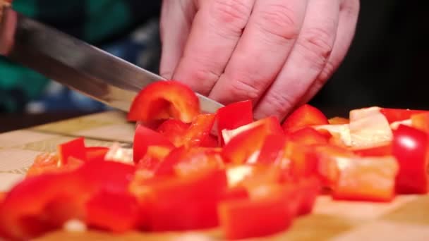 Nierozpoznawalny Człowiek Tnie Czerwony Słodki Pieprz Deska Krojenia Dębu Gotowanie — Wideo stockowe