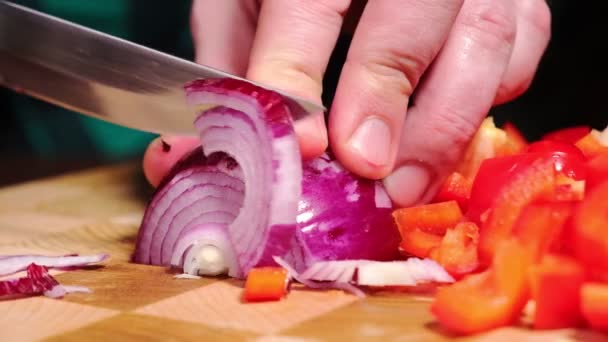 Posiekaj Czerwoną Cebulę Nierozpoznawalny Człowiek Kroi Cebulę Gotowanie Żywności — Wideo stockowe