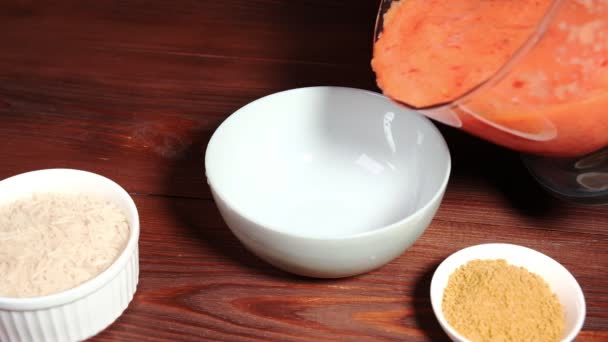 米のジョルフを作るための材料 トマトと赤唐辛子のソース ベイリーフ — ストック動画