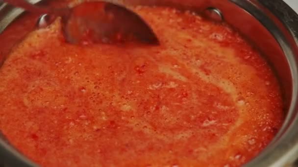 炒饭用的酱汁 番茄酱和红辣椒酱在平底锅里煮着 — 图库视频影像