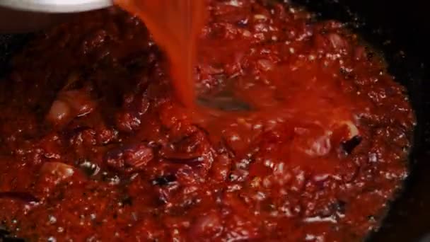 Estágio Cozinhar Arroz Jollof Fritar Cebola Vermelha Caril Molho Tomate — Vídeo de Stock