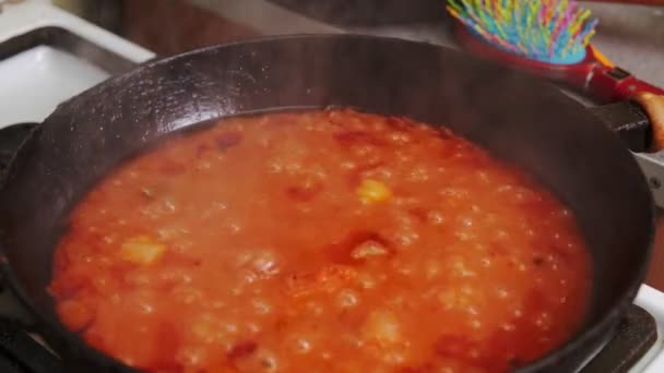 Etapa Cocinar Jollof Arroz Freír Cebolla Roja Curry Salsa Tomate — Vídeo de stock