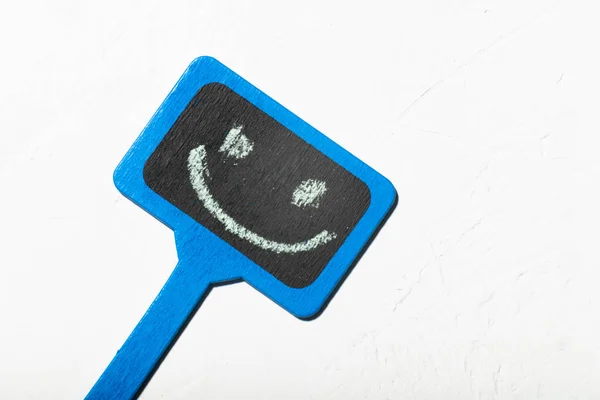 Una Señal Con Una Cara Sonriente Cartel Madera Azul Con — Foto de Stock