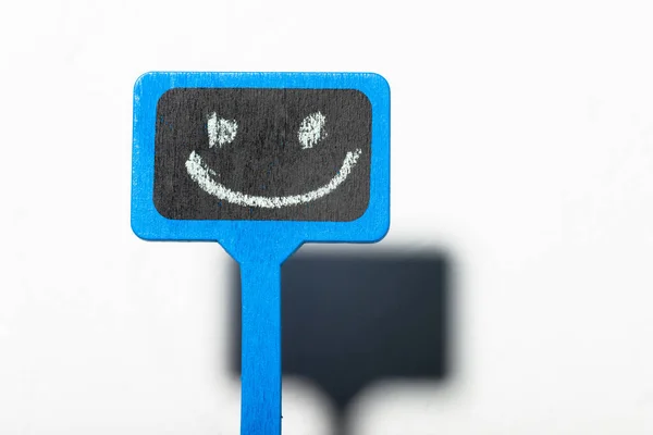 Ένα Σημάδι Χαμογελαστό Πρόσωπο Μπλε Ξύλινη Αφίσα Θετικό Χαμόγελο Λευκό — Φωτογραφία Αρχείου