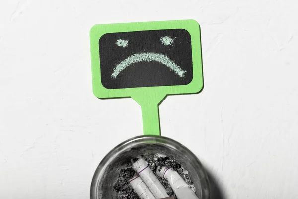 喫煙の概念の害 タバコの吸い殻で不幸な笑顔と灰皿 喫煙は不健康で悪い習慣です 喫煙によるうつ病 — ストック写真