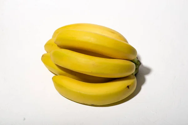 Egy Csomó Banán Fehér Háttérrel Kemény Fény — Stock Fotó