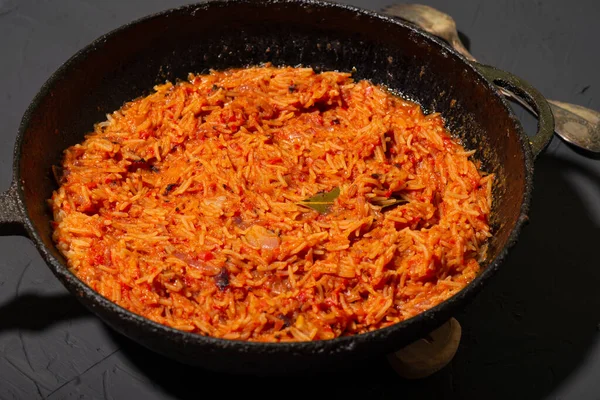 Веселье Риса Сковородке Темном Фоне Традиционное Нигерийское Блюдо Риса Помидоров — стоковое фото