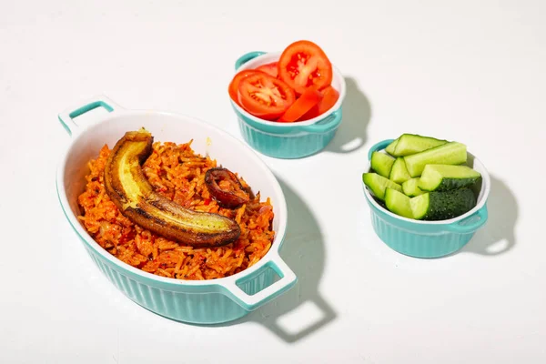 쌀밥에 바나나 토마토와 입니다 토마토 향신료를 곁들인 나이지리아의 — 스톡 사진