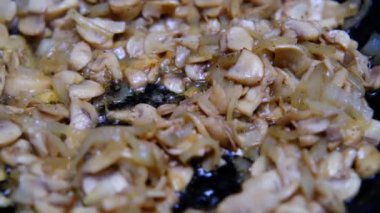 Tavada soğan olan kızarmış mantarlar. Yakın plan..