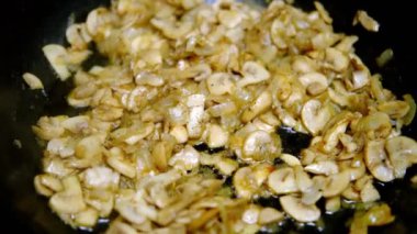 Tavada soğan olan kızarmış mantarlar. Yakın plan..