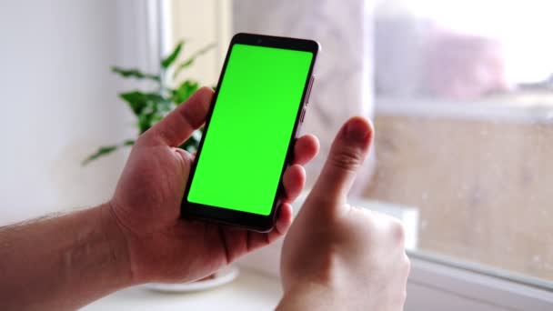 Χέρια Ανθρώπου Κρατώντας Κινητό Τηλέφωνο Πράσινη Οθόνη Στο Σαλόνι Δεύτερο — Αρχείο Βίντεο