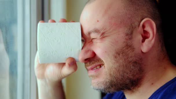 Mężczyzna Średnim Wieku Patrzy Rolkę Papieru Toaletowego Jak Przez Lunetę — Wideo stockowe