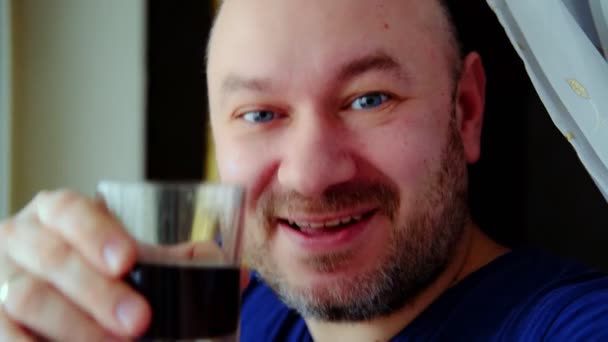 Homme Boit Dans Verre Claque Des Verres Caméra Homme Quarante — Video