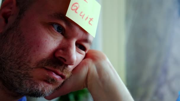 Trieste Man Van Middelbare Leeftijd Met Een Sticker Waar Mee — Stockvideo