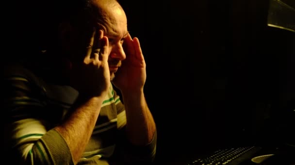 Burnout Concetto Stanchezza Uomo Strofina Stancamente Tempie Davanti Computer Notte — Video Stock