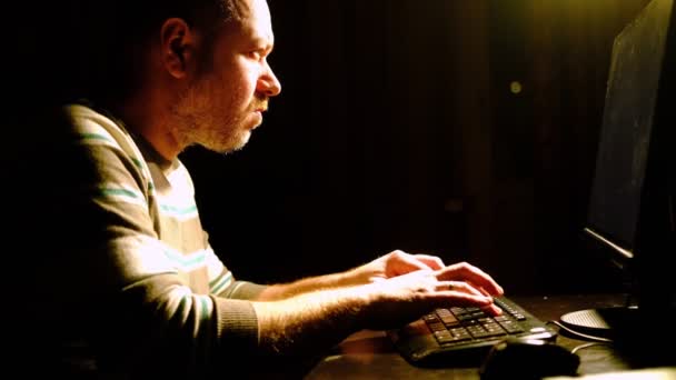 Ένας Μεσήλικας Δουλεύει Νύχτα Έναν Υπολογιστή Στο Σπίτι — Αρχείο Βίντεο