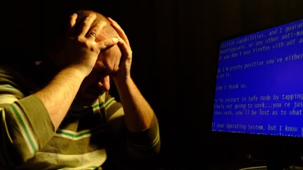 Homem Fica Chocado Frente Uma Tela Azul Computador Escuro Stress — Vídeo de Stock