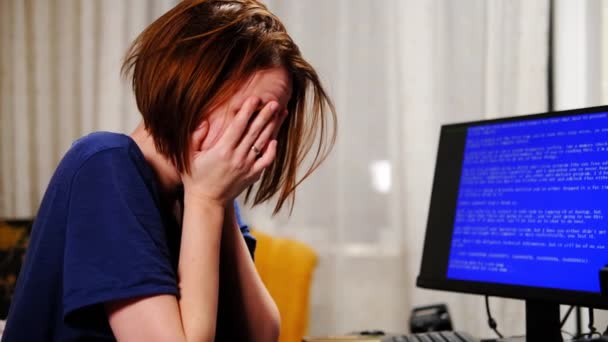 Mujer Siente Frustrada Frente Pantalla Azul Computadora Casa Descomposición Virus — Vídeos de Stock