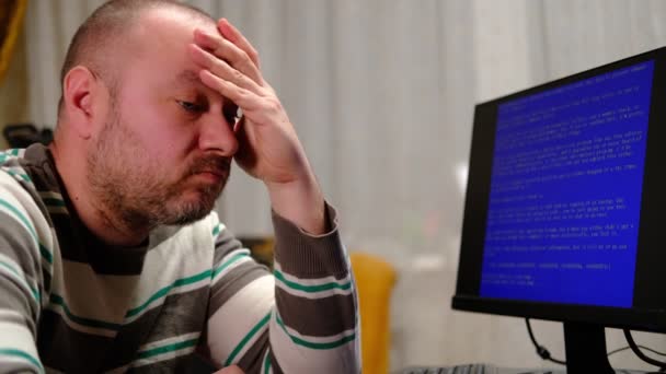 ストレスの多い落ち込んでいる男が青いコンピュータ画面の前に座っている 内訳は コンピュータ内のウイルス 燃え尽き疲労の概念 — ストック動画
